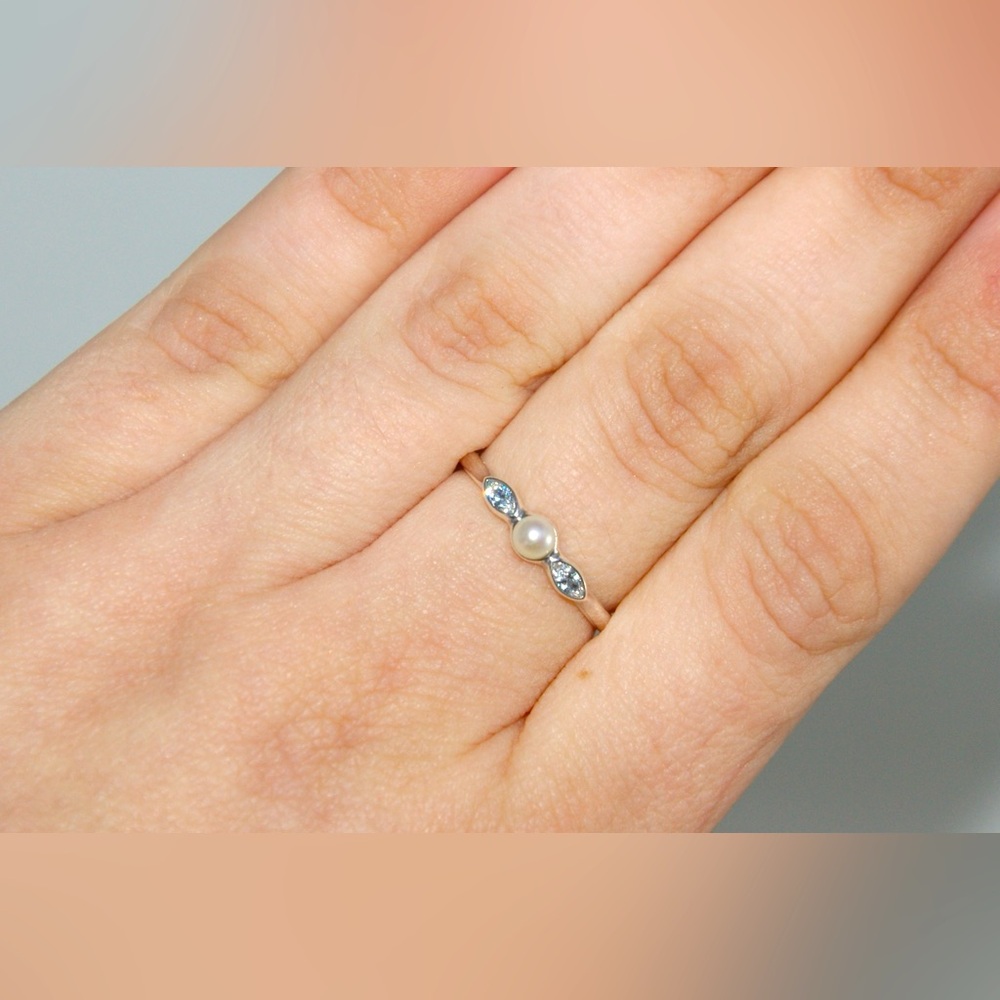 Preloved dainty Pandora pearl ring